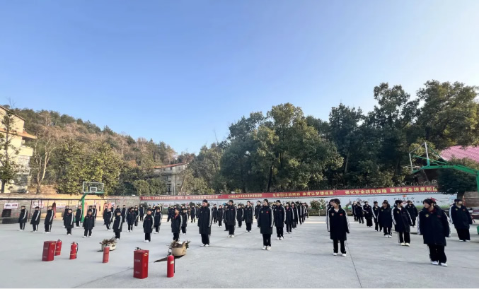  火患无情，警钟长鸣；守护学子，共筑平安。