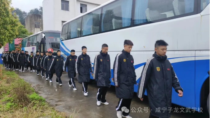 缅怀先烈砺初心，武魂少年承壮志｜咸宁子龙文武学校清明祭扫烈士陵园活动圆满举行